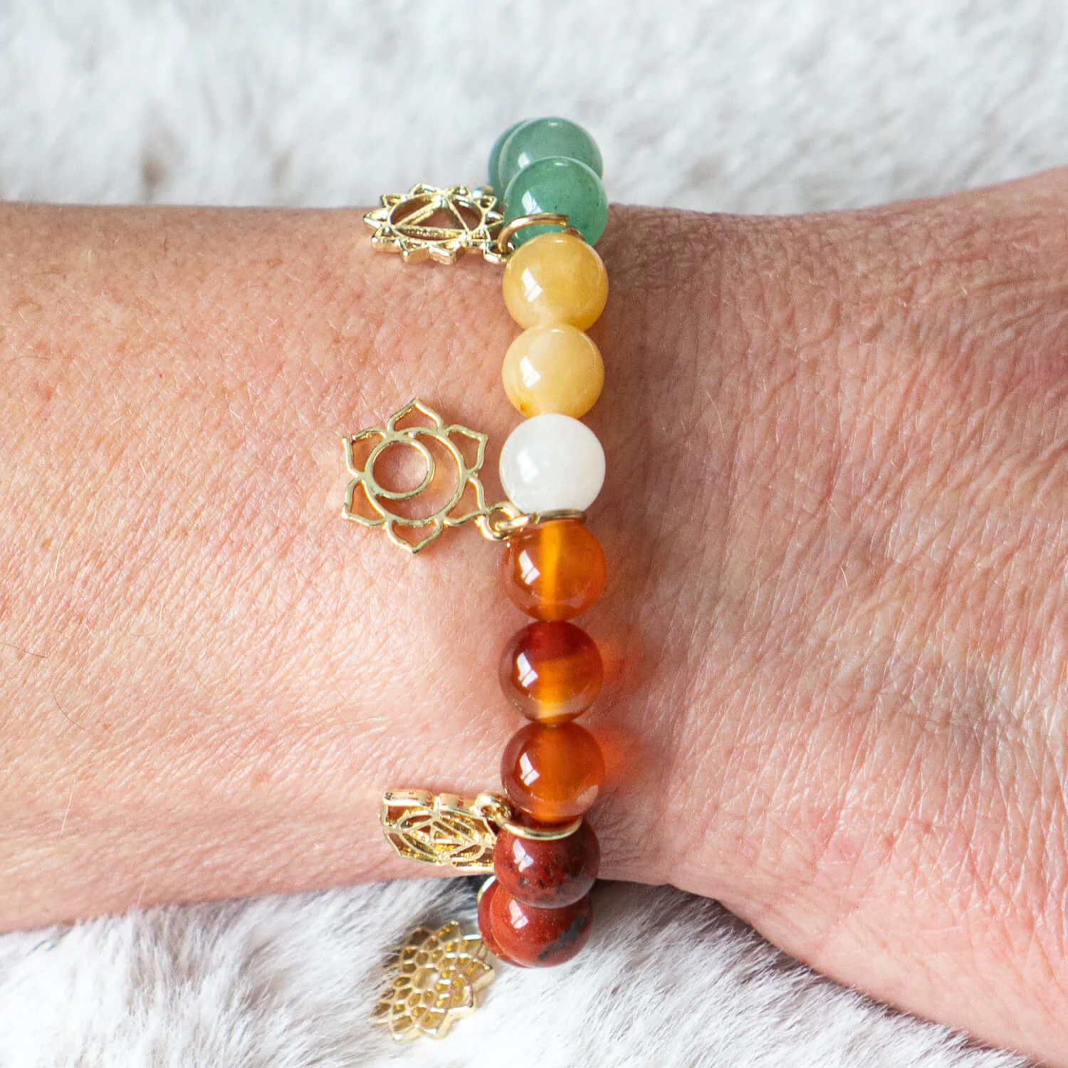 Armband mit Chakra-Symbolanhängern und Chakra-Steinen - Image 2