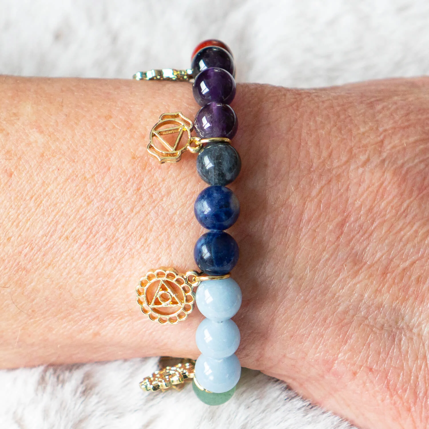 Armband mit Chakra-Symbolanhängern und Chakra-Steinen - Image 3
