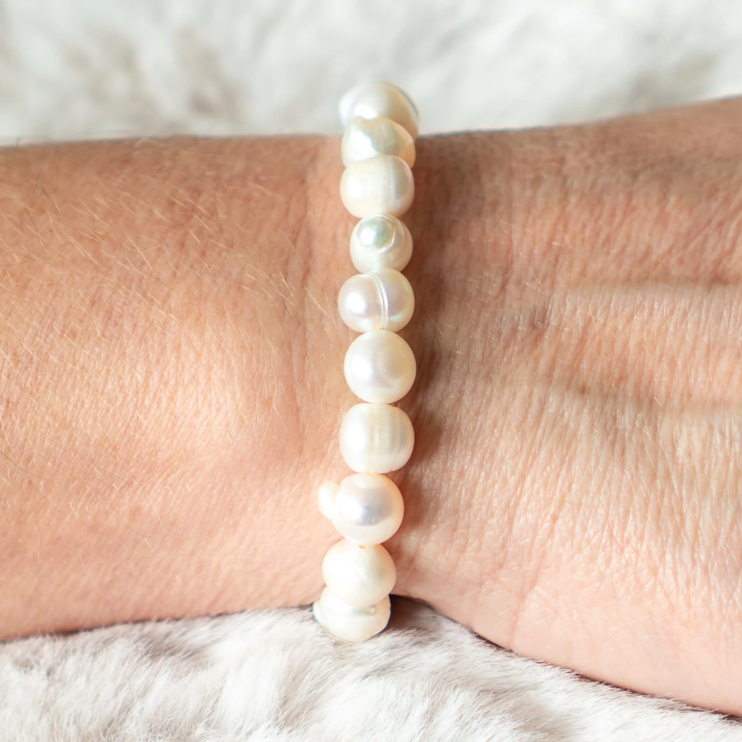 Armband mit weißen Potato-Süsswasserperlen - Image 2