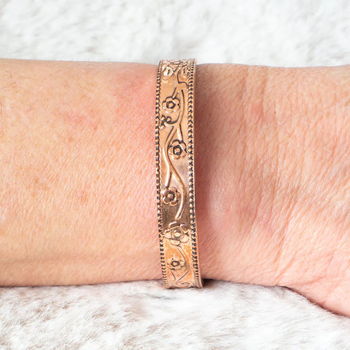 Magnetisches Kupferarmband mit Blumenmotiv - Image 2