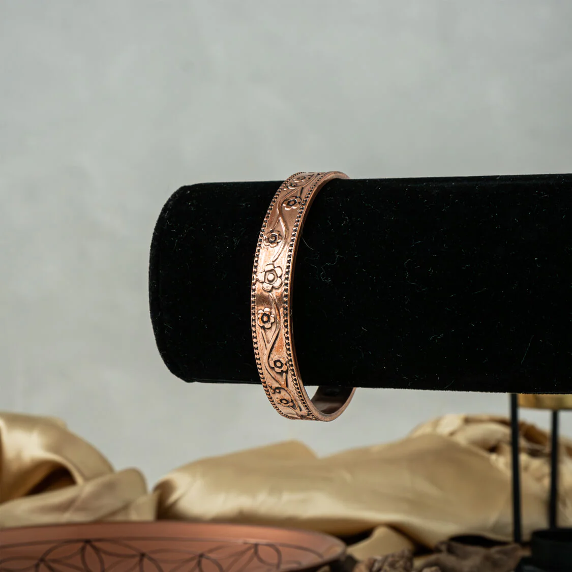 Magnetisches Kupferarmband mit Blumenmotiv - Image 3