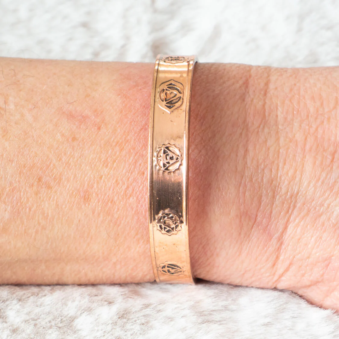 Magnetisches Kupferarmband mit Chakrasymbolen - Image 2