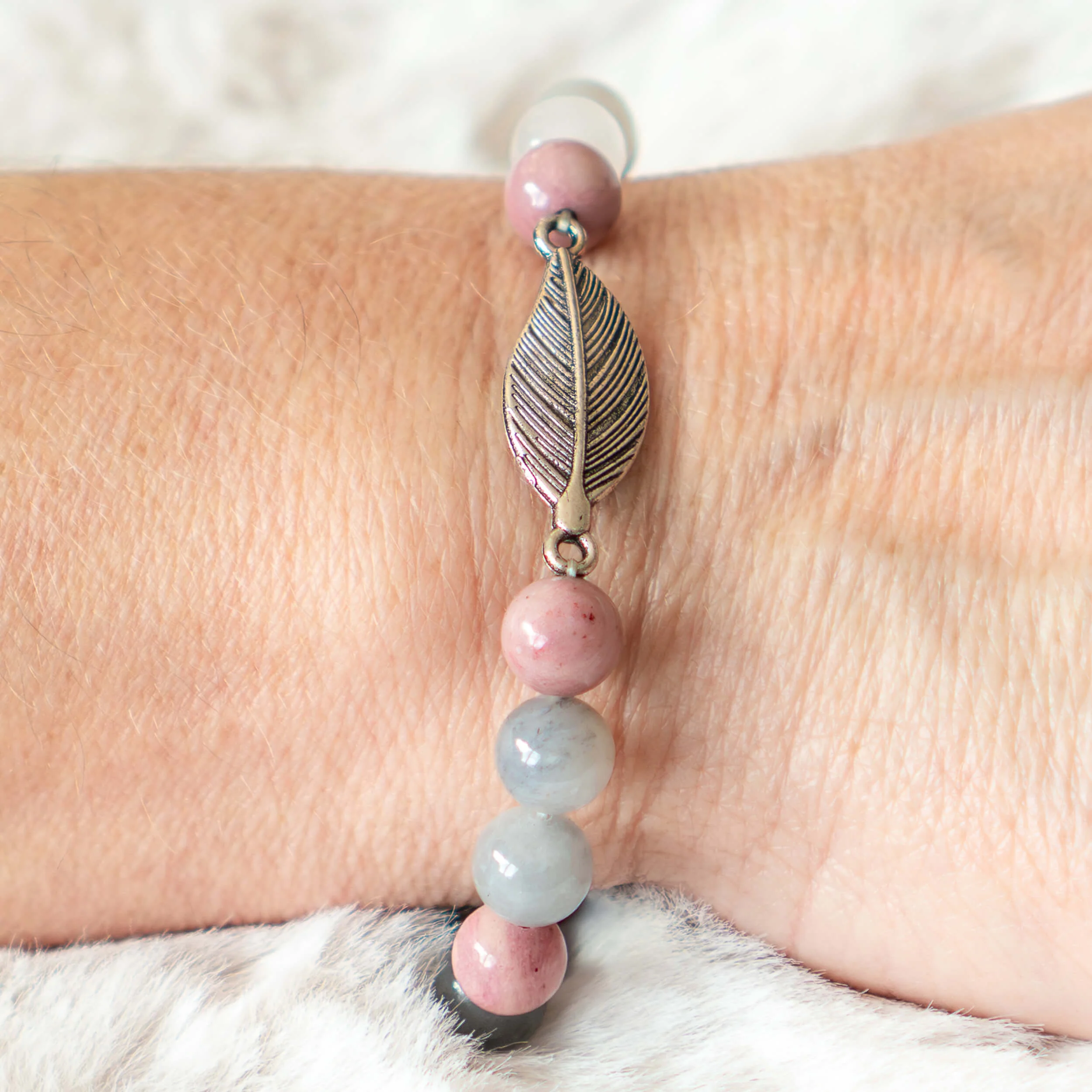 Mala Armband Rhodonit/grauer Quarz mit Feder - Image 2