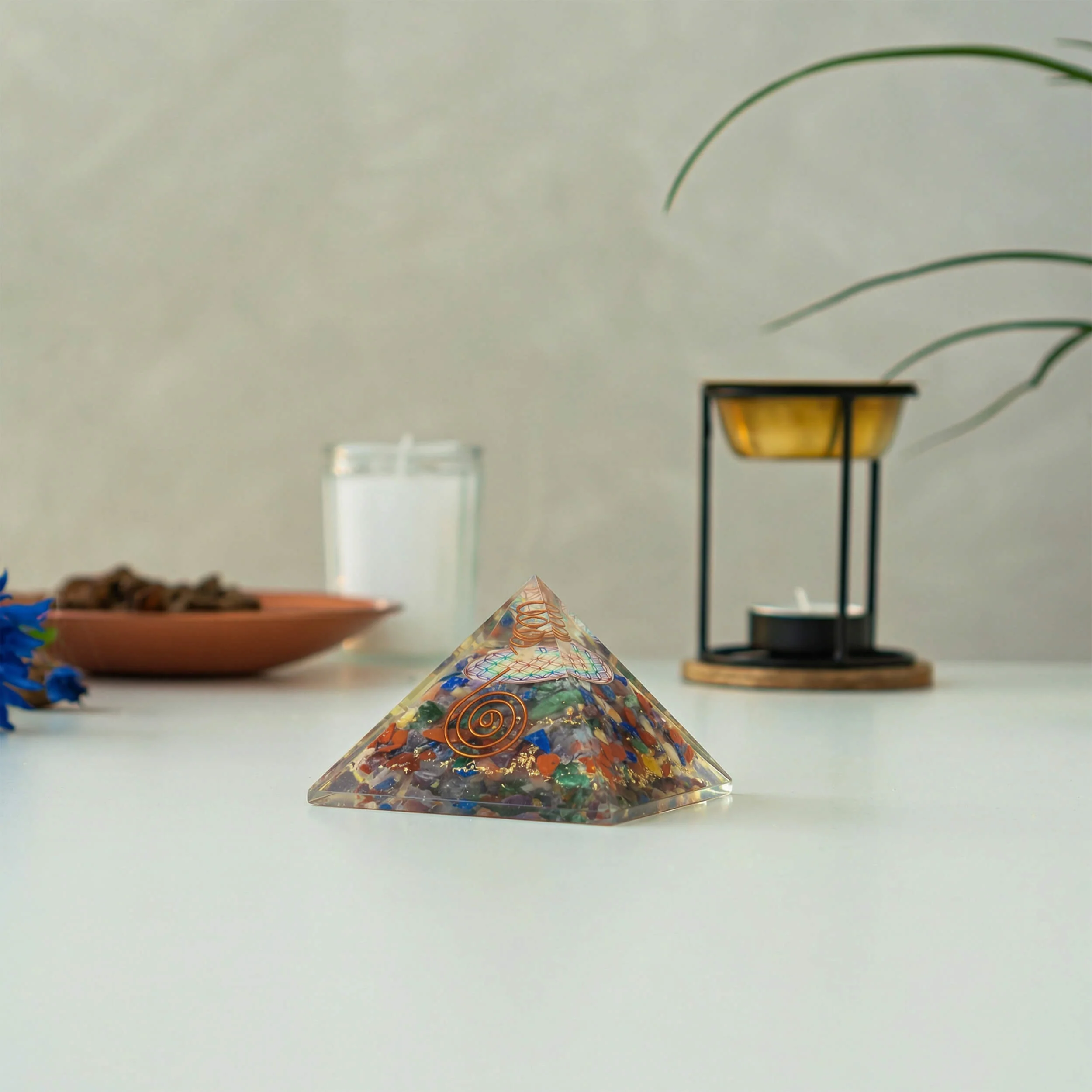 Orgonit Pyramide Chakra Blume des Lebens mit Kristallspitze - Image 2