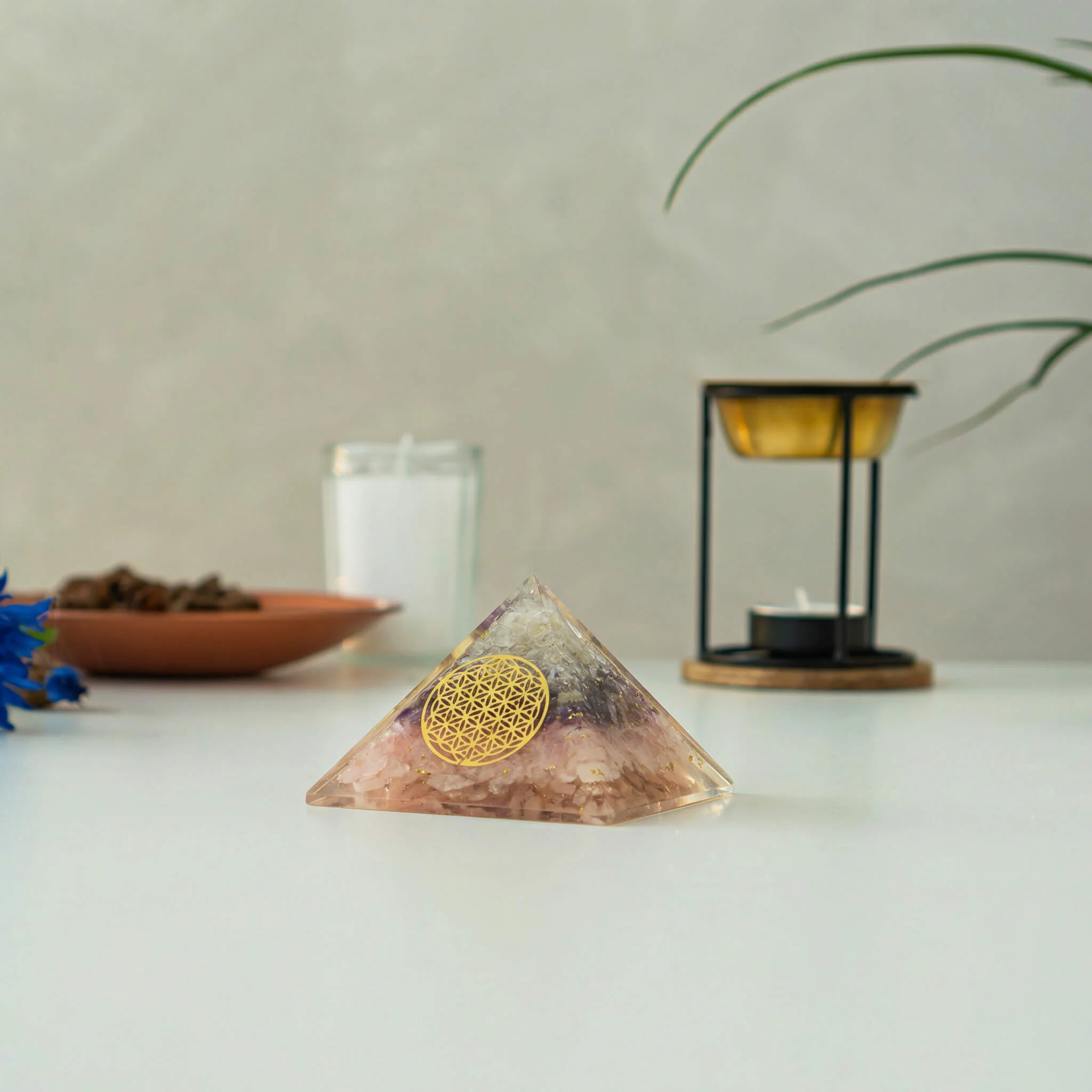 Orgonit Pyramide Goldene Dreieck mit Blume des Lebens - Image 2