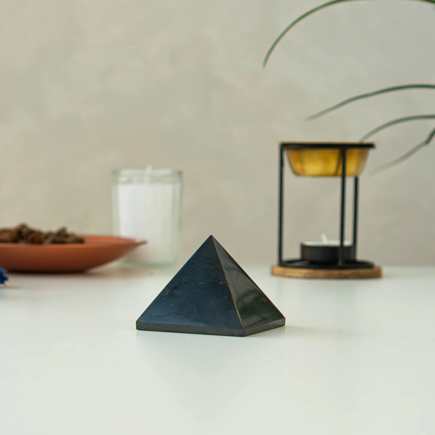 Shungit Pyramide groß - Image 2